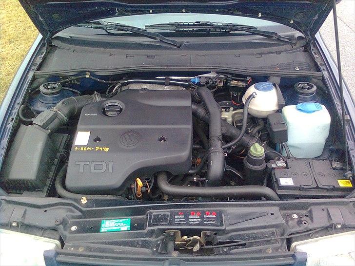 VW POLO Variant - Ikke en plet nogen steder, rigtig fint motorrum. billede 10