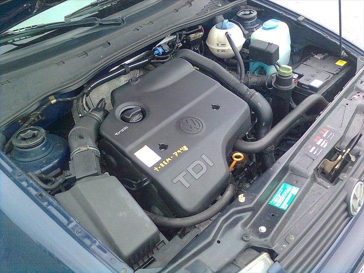 VW POLO Variant - Ikke en plet nogen steder, rigtig fint motorrum. billede 11