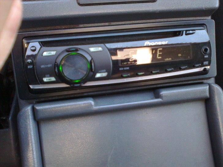 Nissan Patrol 2,8 solgt - Radioen, nok ikke det dyreste, men spiller fint nok billede 9