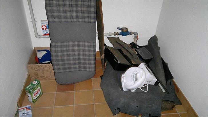 VW Polo classic C - pga. hul under batteriet, så var "pøllen" omdannet til badekar. så alt interiør har været ude og blive vasket og tørret og hullet er lappet billede 10