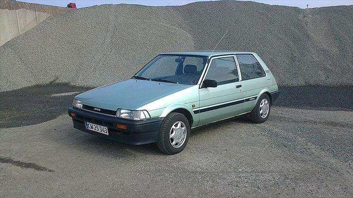 Toyota Corolla 1.3 12V Totalskadet - Den er ikke den fedeste bil, men den kører sku godt billede 1