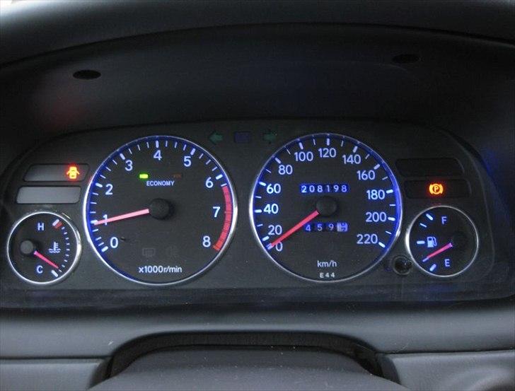 Toyota Corolla Galla - Lidt små detaljer i kabinen - blåt lys ved speedometer, askebæger og xenon i loftlampen :-) billede 11