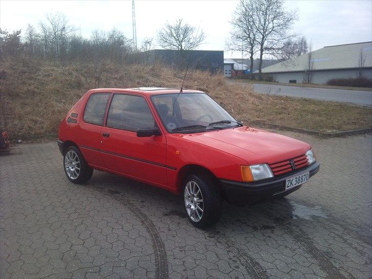 Peugeot 205 "paul" givet væk billede 3