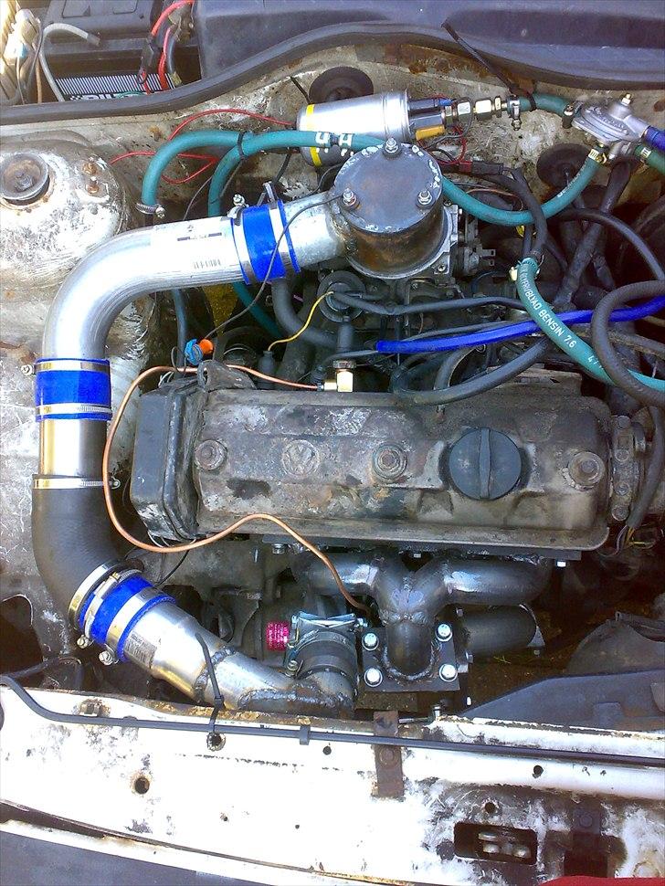 VW Polo 1,3 Turboombyg. - Motorrummet uden intercooler billede 5