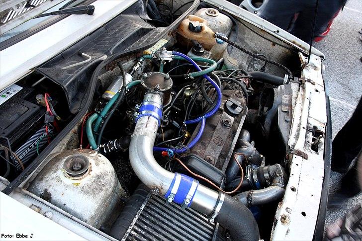 VW Polo 1,3 Turboombyg. - Motorrummet med intercooler billede 6