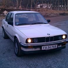 BMW E30 320i