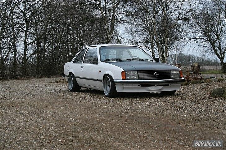 Opel Rekord E1 købt tilbage! - Som den står nu, mangler at blive samlet færdig inden i og så skal den synes og på plader.. billede 17