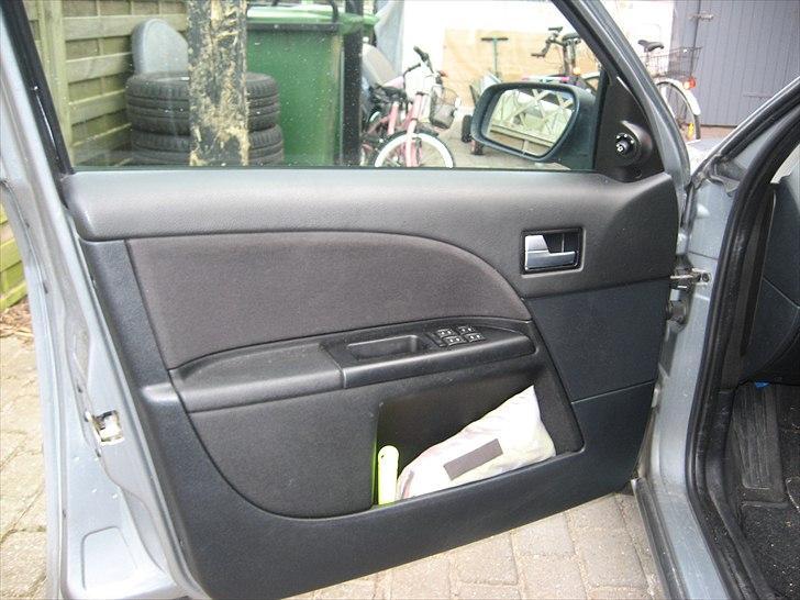 Ford Mondeo - Indvendig styling: gule og orange refleksveste billede 14