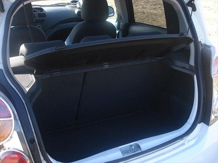 Chevrolet Spark Life+ - Bagagerum, tja.. 4 kasser øl så er det fyldt.. Godt sæderne kan lægges ned :D billede 14