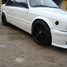BMW 320 e30
