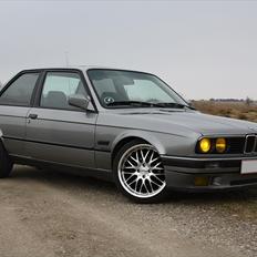 BMW E30 320i