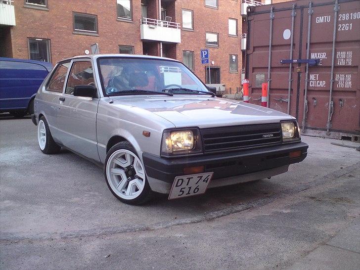 Toyota Starlet KP61 - Sådan så bilen ud umiddelbart efter jeg hentede den og fik sat supra-hjulene på. billede 20