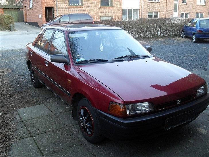 Mazda 323 Sedan billede 1