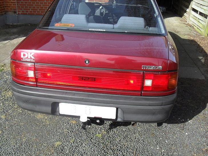 Mazda 323 Sedan billede 2