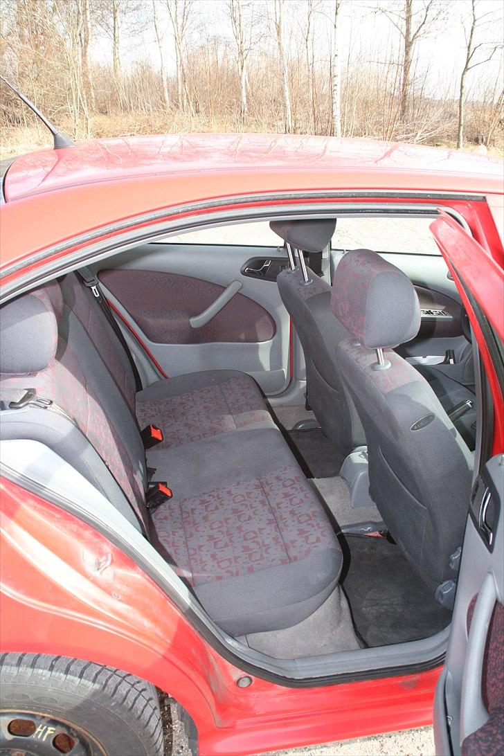 Skoda Octavia 1,9 TDI GLX *solgt* - Bagsædet nu , dog sidder der nu et barnesæde og en lille dreng på bagsædet :) billede 16