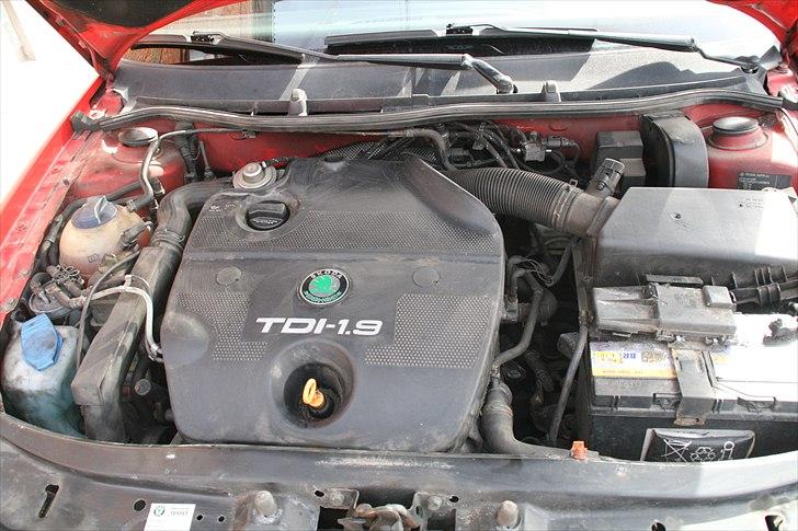 Skoda Octavia 1,9 TDI GLX *solgt* - Den dejlige TDI agr motor ! Som i dette øjeblik har kørt 350.xxx og bruge ikke olie eller vand mm. :) billede 18