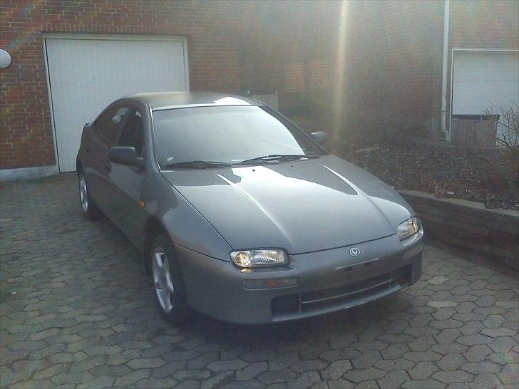 Mazda 323f ba billede 1