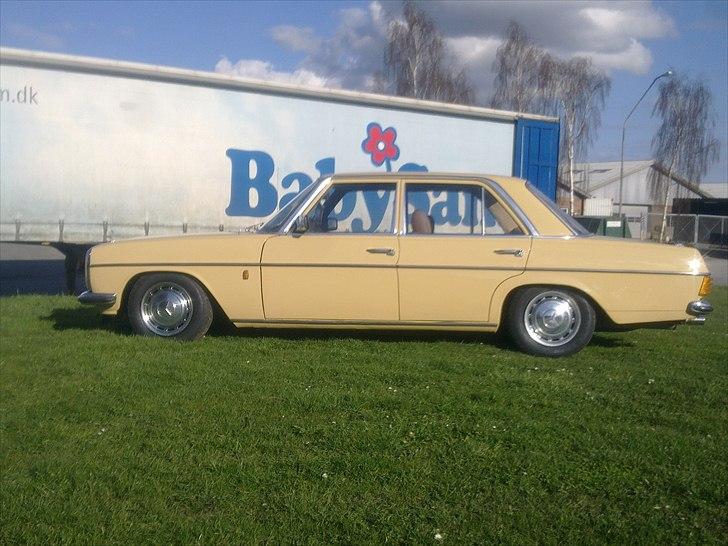 Mercedes Benz w115  /8  SOLGT billede 2