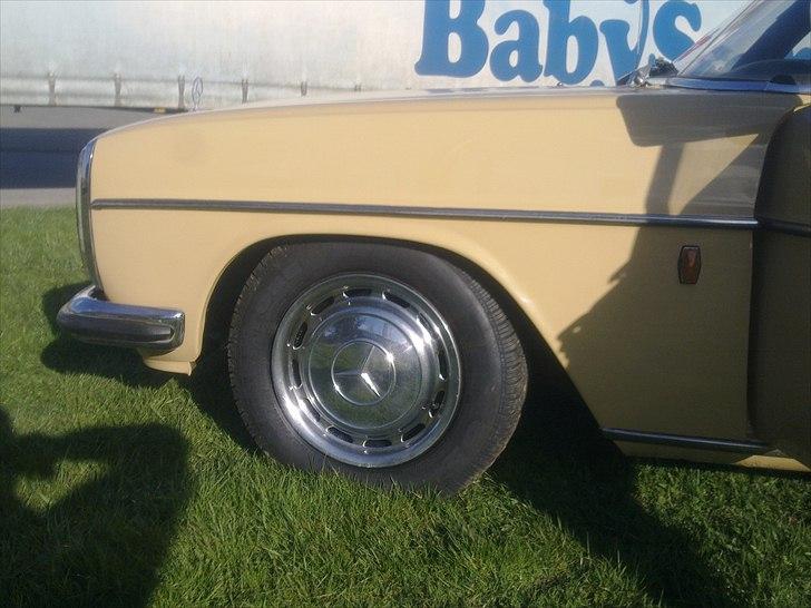 Mercedes Benz w115  /8  SOLGT billede 10