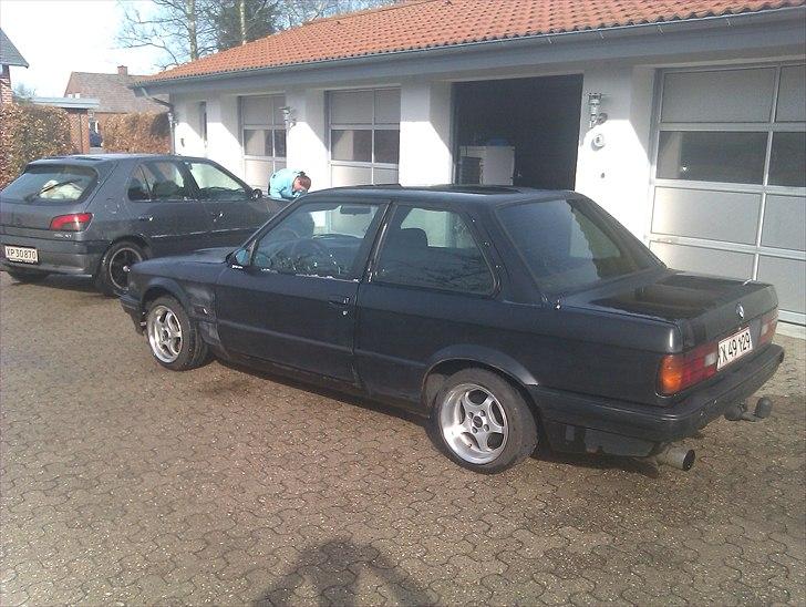 BMW e30 320/25 (SOLGT) billede 2