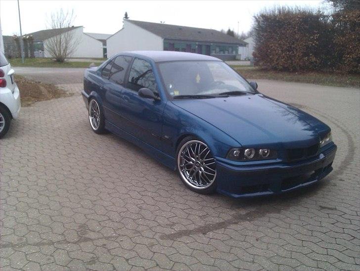 BMW 323i e36 - med de nye fælge ;) billede 1