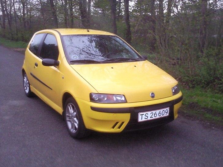 Fiat Punto Sporting - Stort set lige efter jeg havde fået den, std. fælge og uden sænkning :)  billede 2