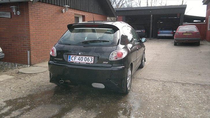 Peugeot 206 2.0 GTI - Udstødning sidder skævt. hullet passede selvfølgedig ikke. og vi måtte trække udstødningen over mod reservehjulet. billede 17