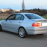 BMW 328i     **SOLGT**