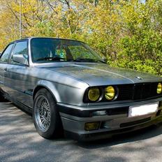 BMW E30 320i 