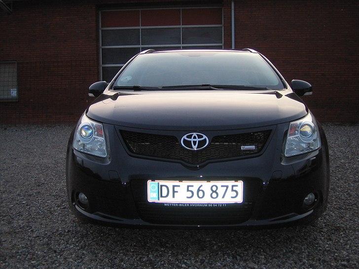 Toyota Avensis 2.2 D-CAT STW solgt - fronten med Motorsport grill billede 4