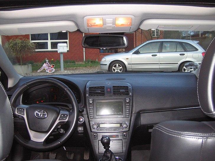 Toyota Avensis 2.2 D-CAT STW solgt - Instrumentbordet billede 10