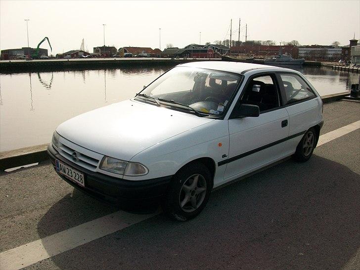 Opel Astra 1,7 D - GL - vasket og poleret 10 april 2011 - bemærk klare sideblink fra 96 modellen billede 16