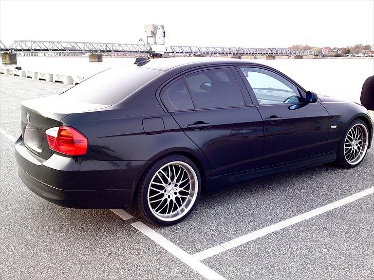 BMW E90 320 D SOLGT billede 4