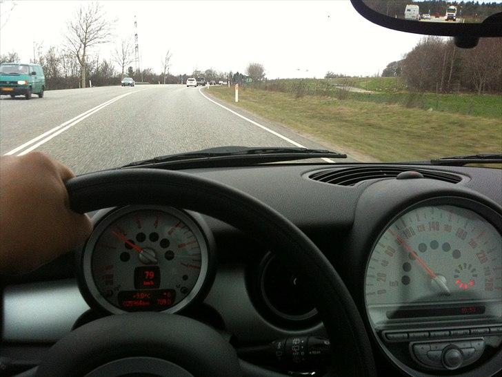 Audi A4 på SU (Solgt) - Vores nuværende bil: Mini One Diesel fra 2010. En rigtig pendler med 27 km/l. Bilen er fantastisk :-) billede 17