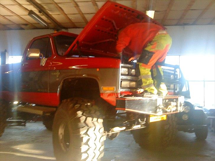 Chevrolet Silverado K30 X ARMY - hmm det  ikk sjov at være kammarat til den handicappet så skal man jo skrue hehe billede 12