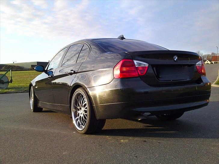 BMW E90 320 D SOLGT billede 8