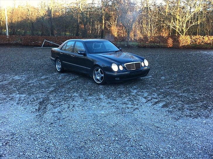 Mercedes Benz w210 - den så fed ud med e-motion fælge, men syntes det var en opgradering med de andre special mercedes fælge:) billede 14