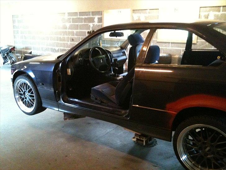 BMW 328i coupe SOLGT - De sidste ting skilles inden lakering billede 3