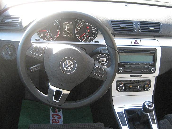 VW Passat 1,6 TDI Comfortl. SOLGT - Multifunktionsrat i læder billede 2