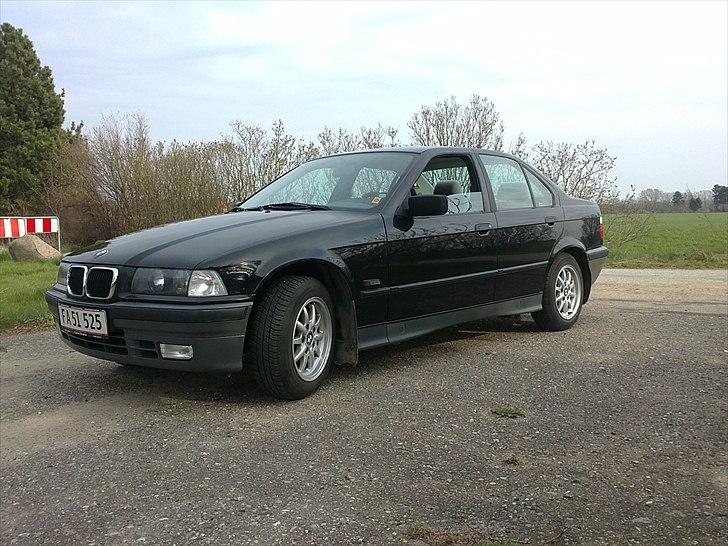BMW E36 316i Sedan ( SOLGT ) billede 2