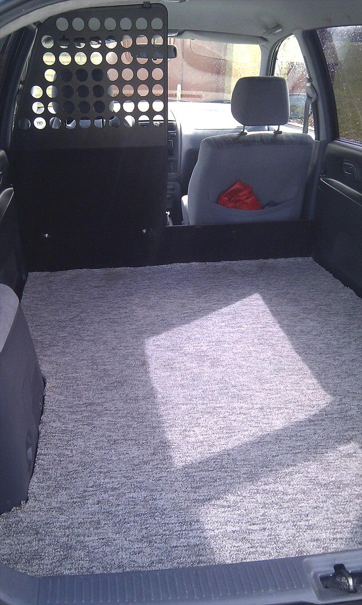Toyota Sportsvan 2,2TD - ekstra tæppe  så det originale bund skånes :) billede 12