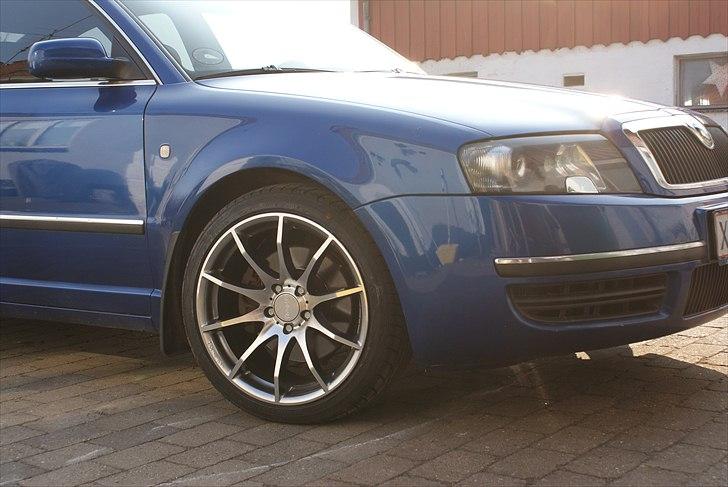 Skoda superb - nye fælge, læg også mærke til de sorte lygter billede 12