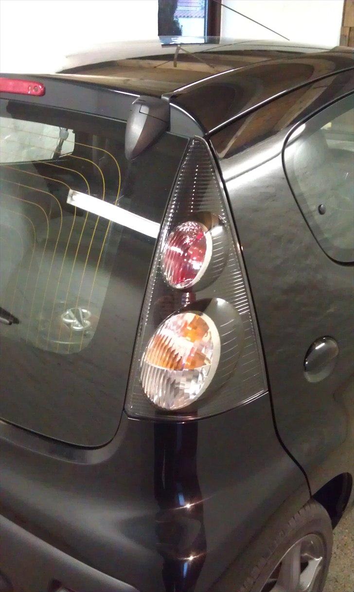 Peugeot 107 1.0 Comfort Plus - De sorte c1 lygter klæder den sku ;b billede 16