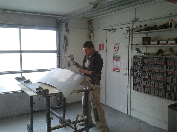 Opel Calectra *SOLGT* - Maleren igang med at grunde delene.. billede 16