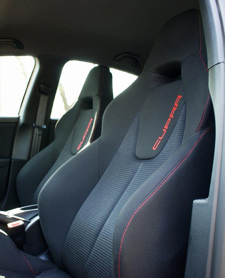 Seat Leon Cupra - Cupra sportssæder og sort himmel billede 12