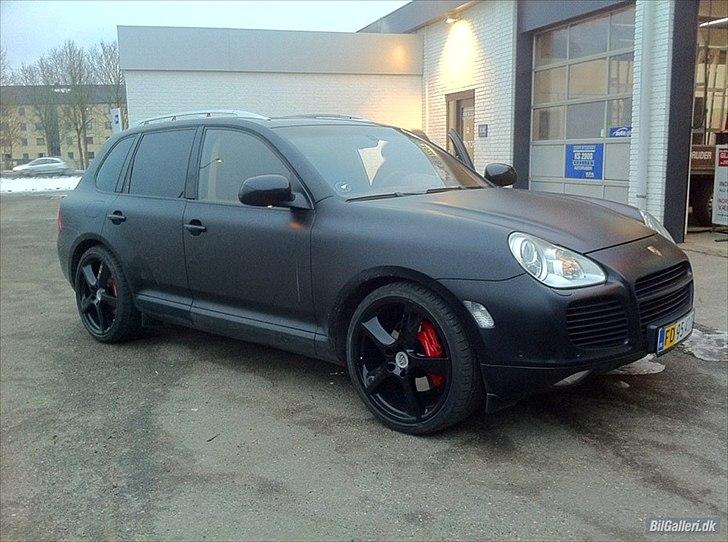 Porsche Cayenne Turbo - da jeg havde pakket den ind i matsort billede 8
