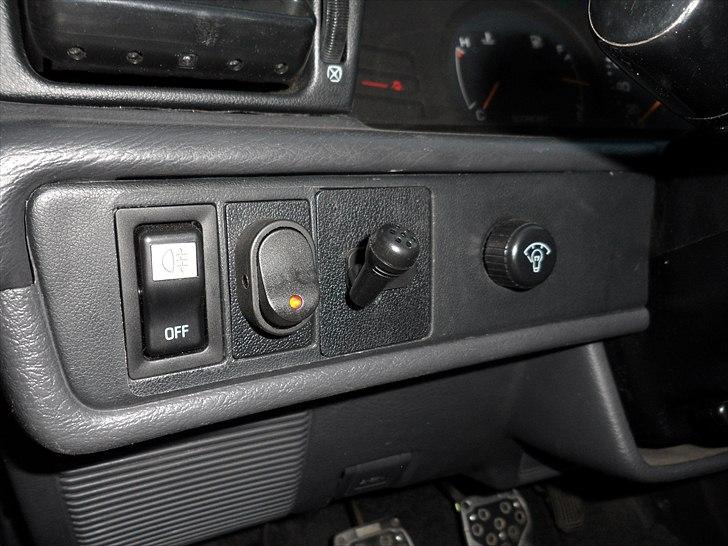 Toyota Carina II Xli - Kontakt til tågelys, Kontakt til High power LED lygter (m. rød LED indikator), en mikrofon som er tilsluttet JVC afspilleren, og en kontakt til justering af speedometer lysstyrken billede 18