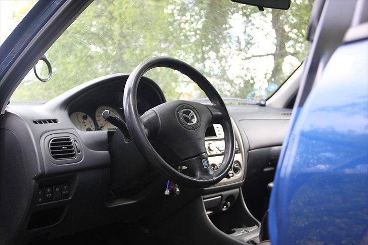 Mazda 323F SLX 1,8i "SOLGT" billede 2