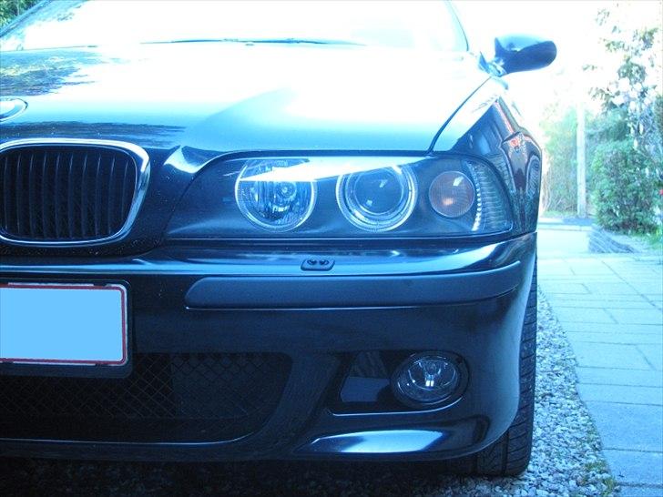 BMW E39 528iA - SOLGT - Så kom der også M5 kofanger foran :-) billede 1