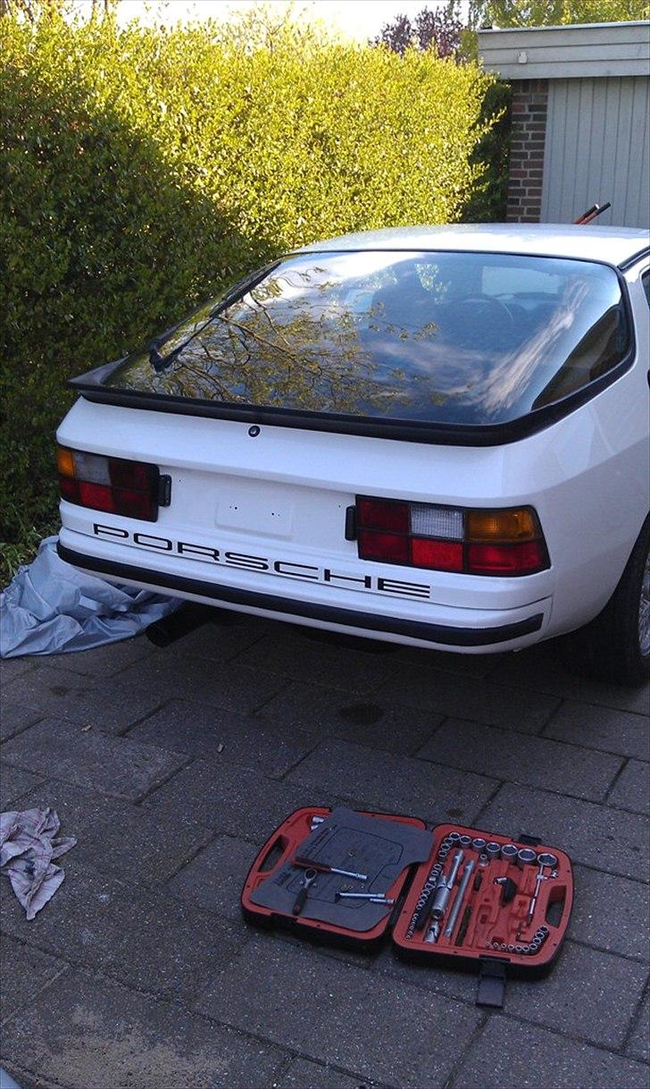 Porsche 924 *Solgt* - Pyh, endelig originale baglygter..dvs, 1. De er fra en 944 (samme baglygter) 2. De er ikke i 100% god stand og skal vist lige have en alvorlig samtale med den tyske sælger... billede 17